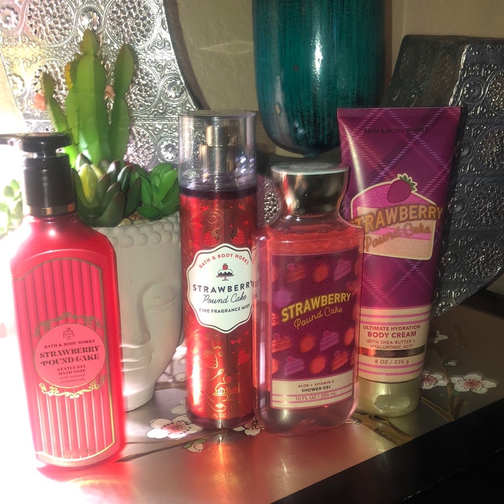 Bath and body Works strawberry poundcake gift set
